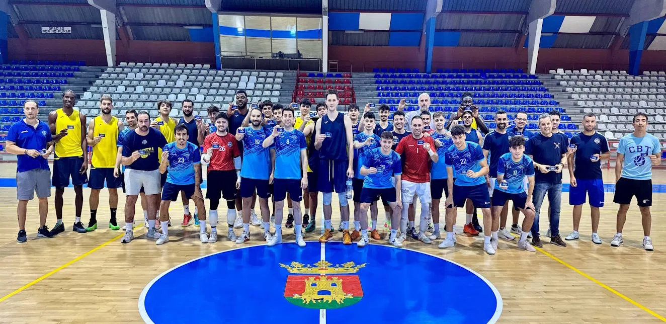 El Fútbol Sala Talavera y el Baloncesto Talavera intercambian sus carnets de temporada