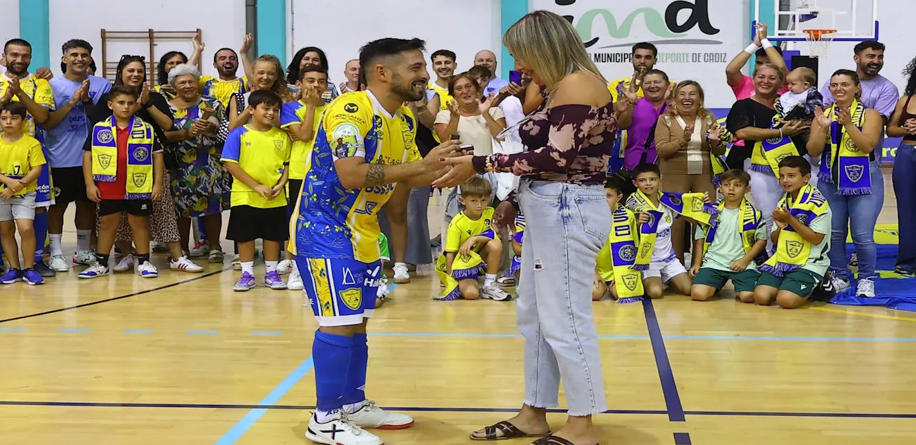 Petición de matrimonio de Jesulito, capitán del CD Virgili Cádiz, a su novia antes del partido