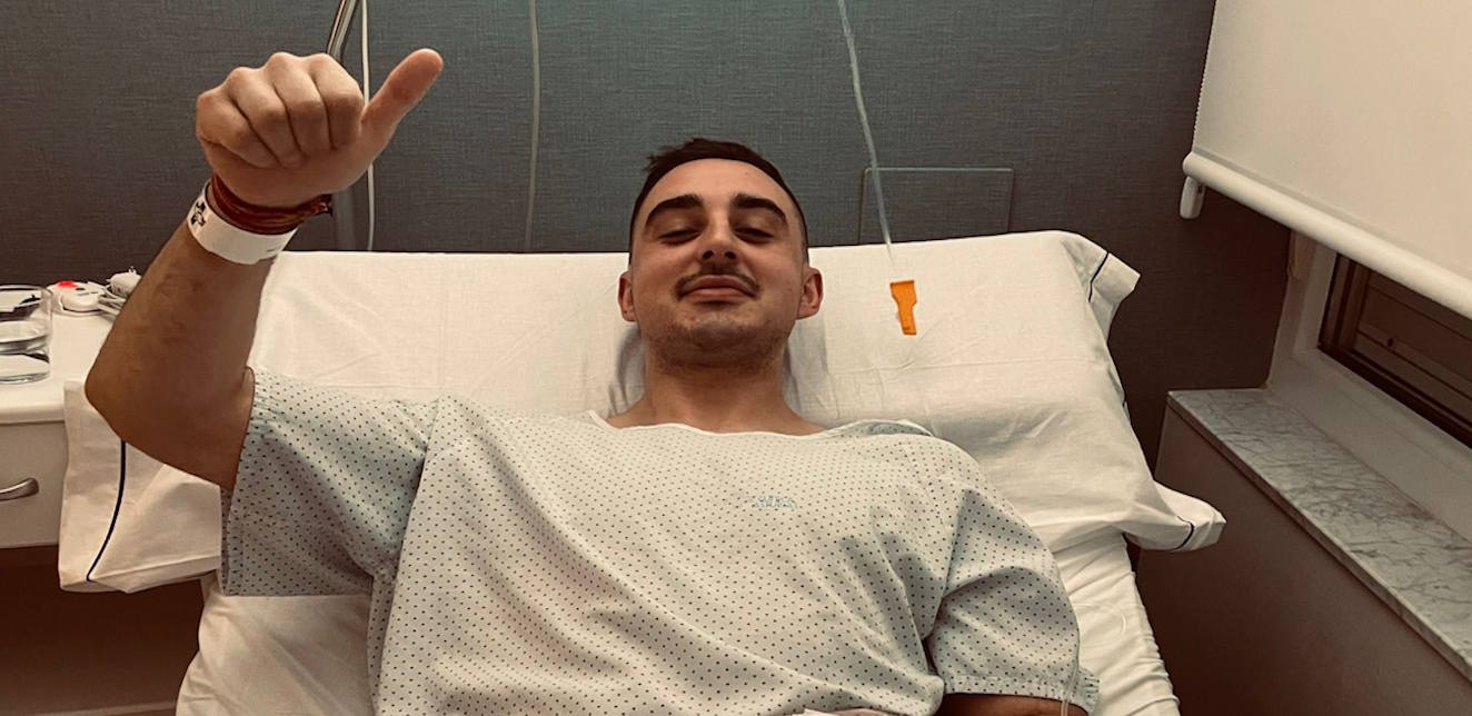 Mario se somete a una nueva operación de rodilla y comienza su recuperación
