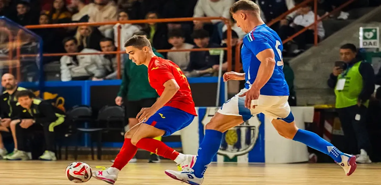 España se impone en un duelo vibrante y conquista Italia en el último suspiro