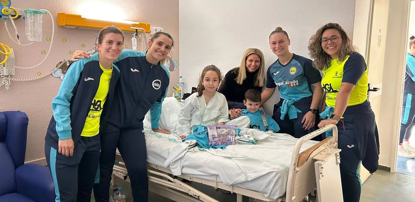 El Salesianos Puertollano visita y lleva regalos a los niños del Hospital