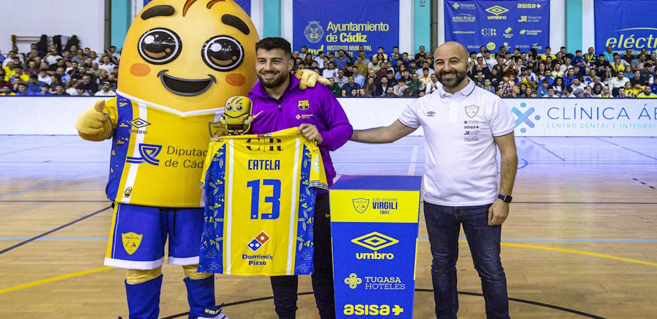 Juanjo Catela recibe el tercer 'Panaderín de Honor', en el 50º aniversario del CD Virgili Cádiz