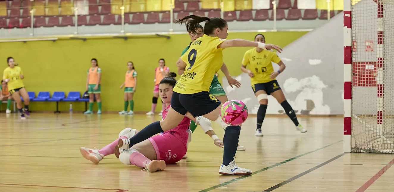 El Mioño resiste el asedio y amarga al Teldeportivo en un duelo vibrante (3-4)