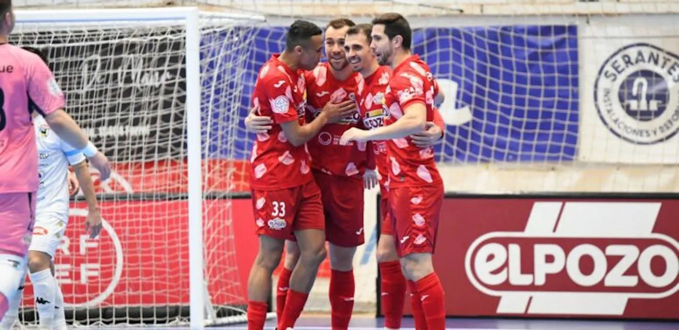 ElPozo Murcia conquista Ferrol en el último suspiro y se mantiene en lo más alto