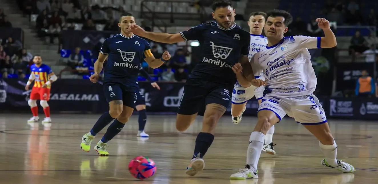 El Family Cash Alzira se aferra al empate con Pereira como salvador