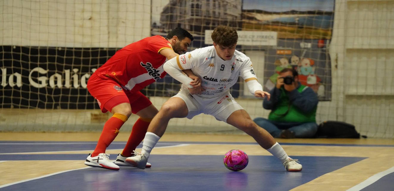 O Parrulo Ferrol se crece en A Malata y frena al bicampeón Cartagena