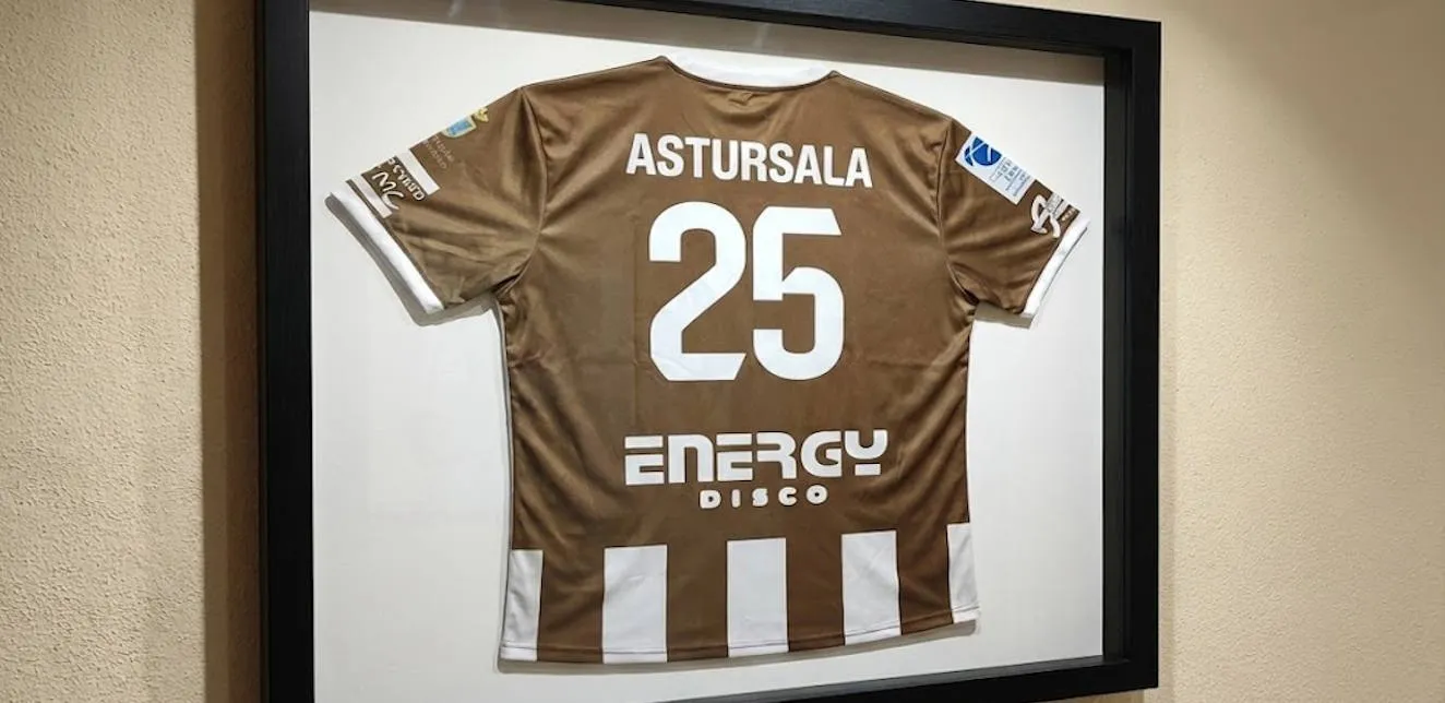 El Pichuchos F.S. rinde homenaje a la historia del fútbol sala asturiano con un emotivo detalle hacia AsturSala