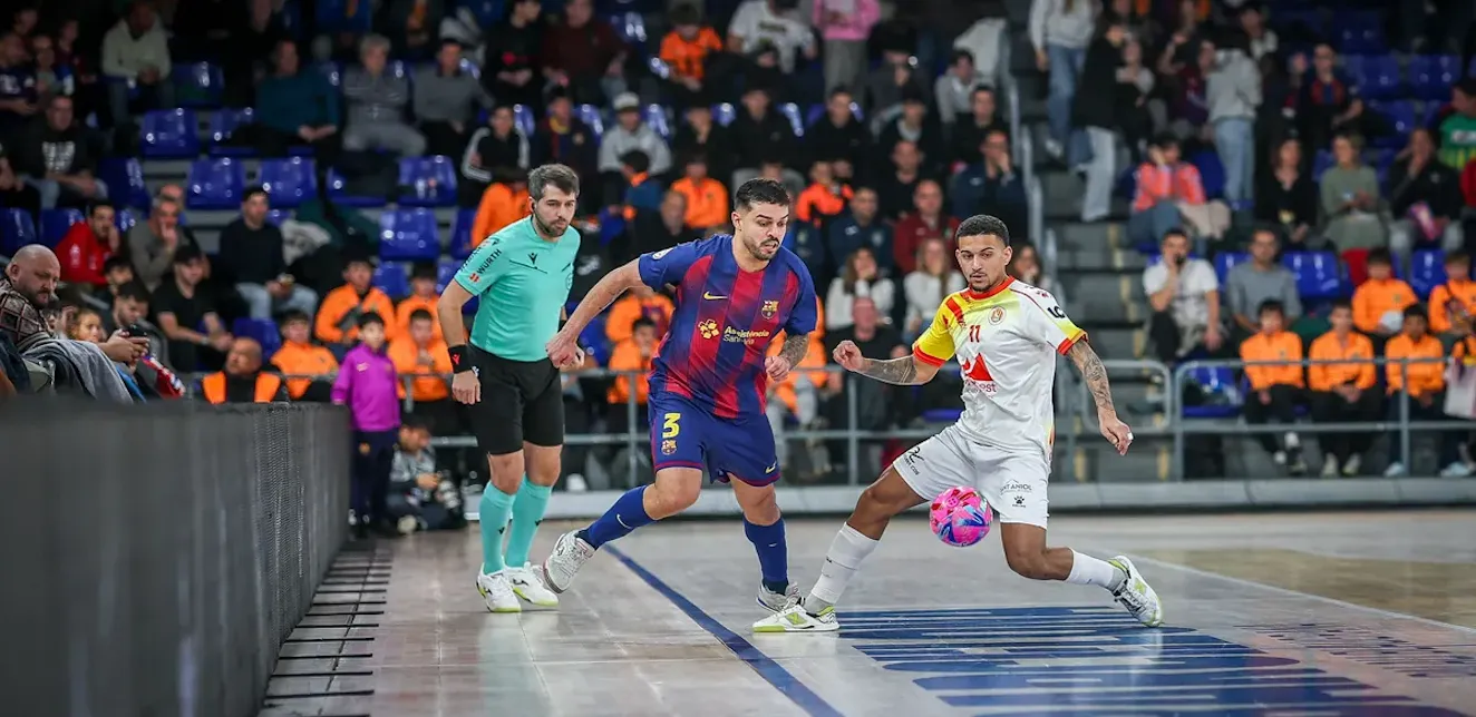 El Barça impone su jerarquía en el derbi y se cita con el liderato en Murcia para cerrar el año