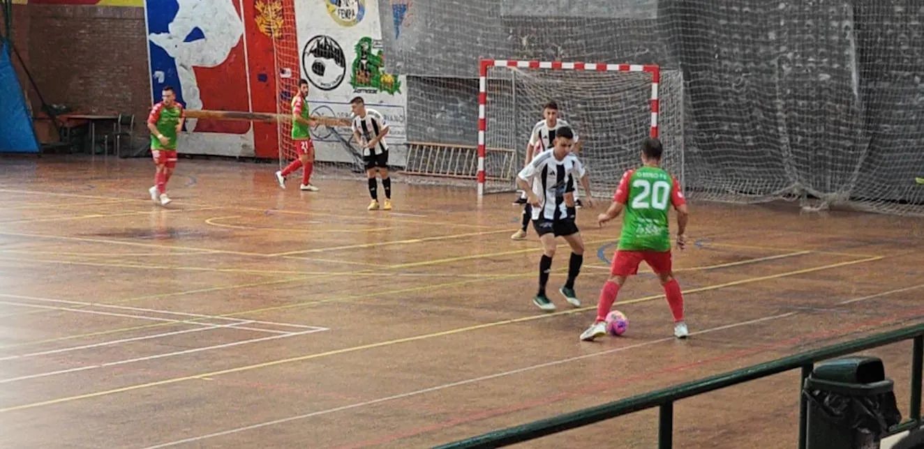 El Deportivo Laviana tutea al líder pero sucumbe en el tramo final ante la pegada del Leis Pontevedra