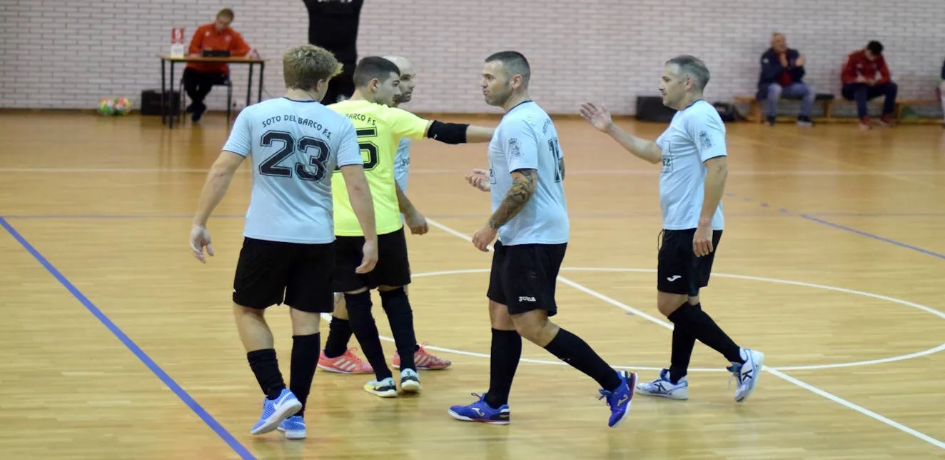 El Amigos Soto Barco tira de épica para remontar en inferioridad y avivar el sueño de la Copa