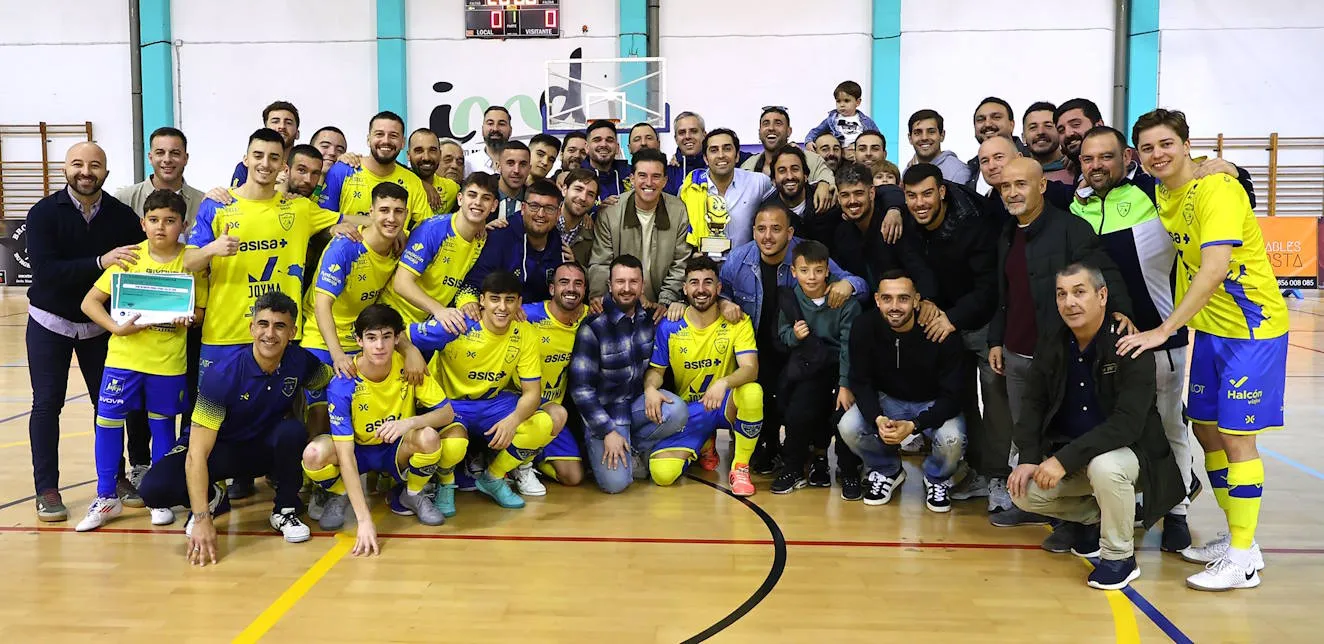 Felipe Meléndez recibe el primer 'Panaderín de Honor' en el 50º aniversario del CD Virgili Cádiz
