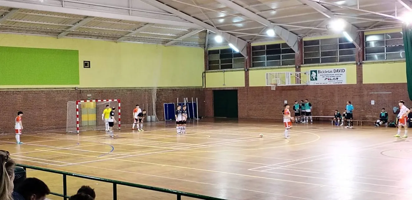 El Gijón Playas La Bimbala asalta la cancha del invicto Deportivo Laviana en un duelo electrizante