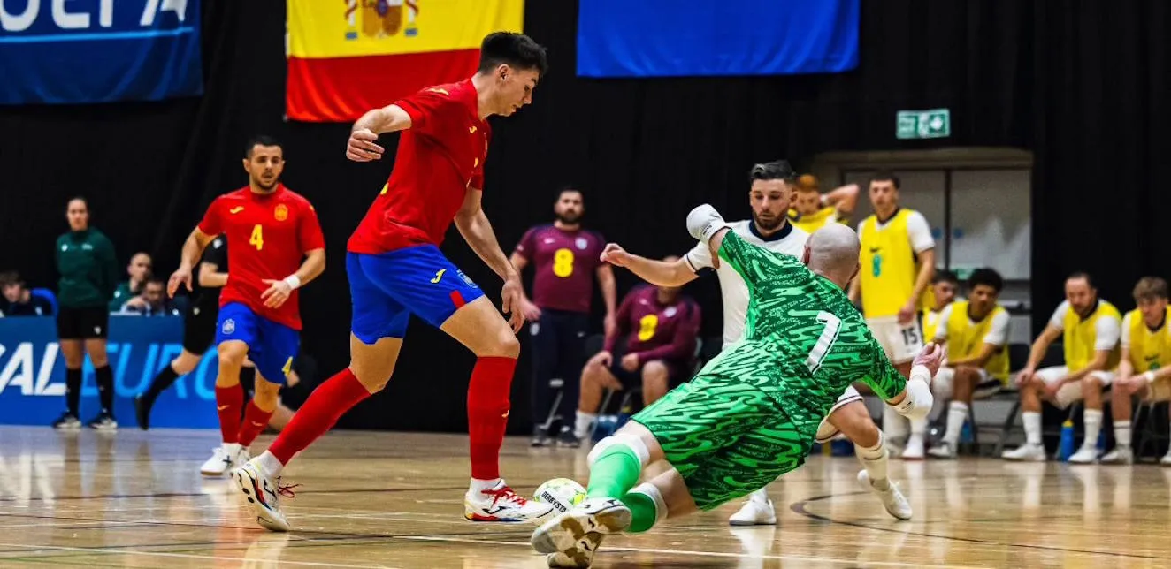 España asegura la victoria ante una sólida Inglaterra (0-6)