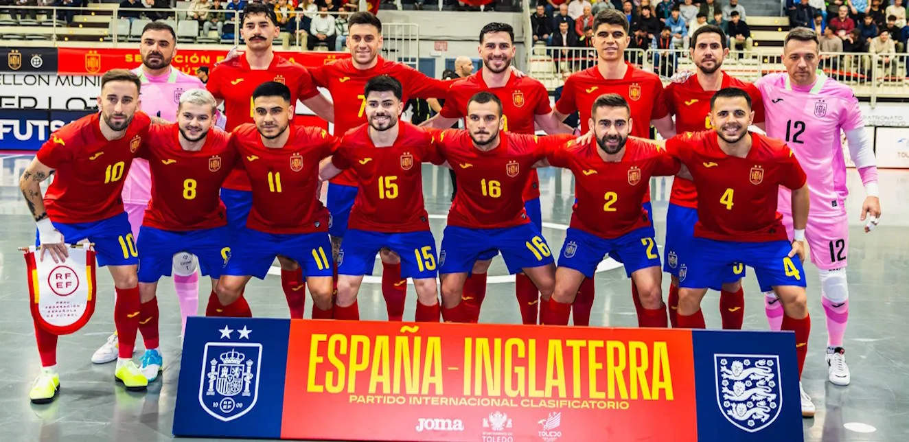 España arrasa a Inglaterra y sigue firme en su camino al Europeo 2026