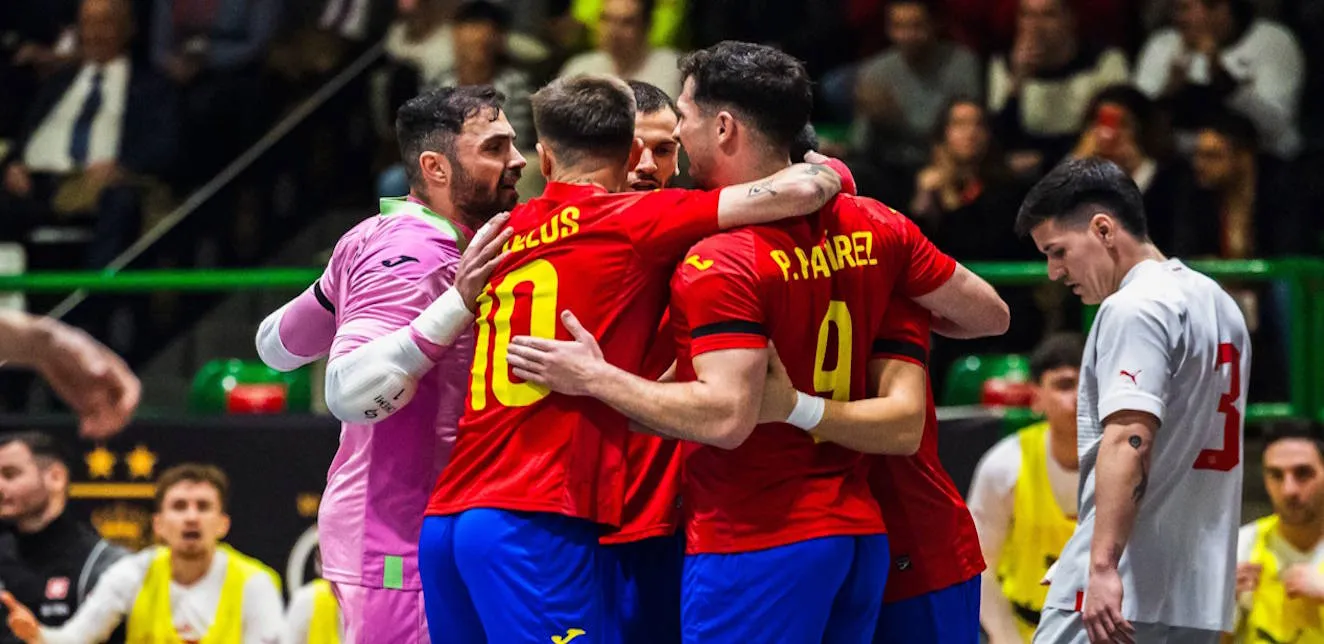 España fulmina a Suiza y roza la clasificación para la Eurocopa