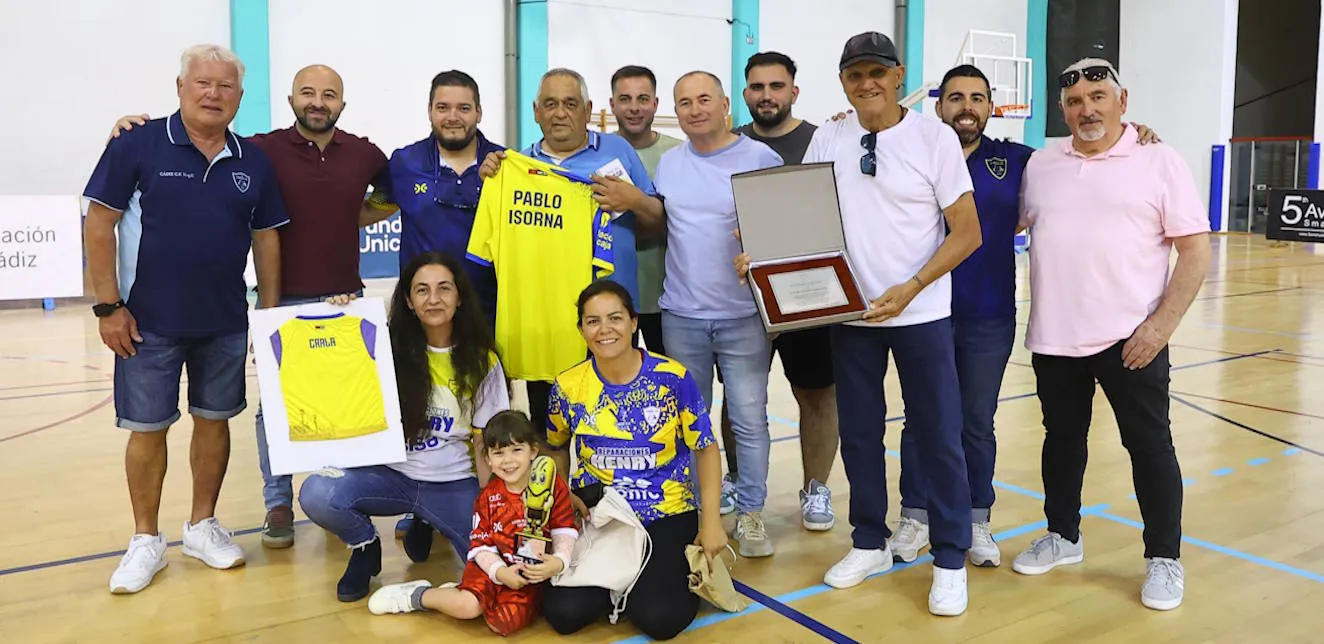Pablo Isorna recibe la segunda distinción 'Panaderín de Honor' del CD Virgili Cádiz en su 50º aniversario