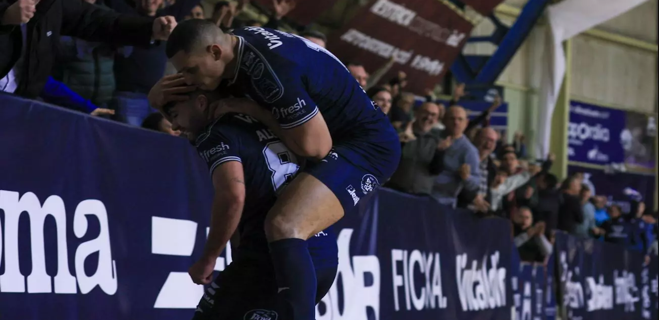 El Family Cash Alzira dinamita los pronósticos y tumba al campeón en una tarde para la historia