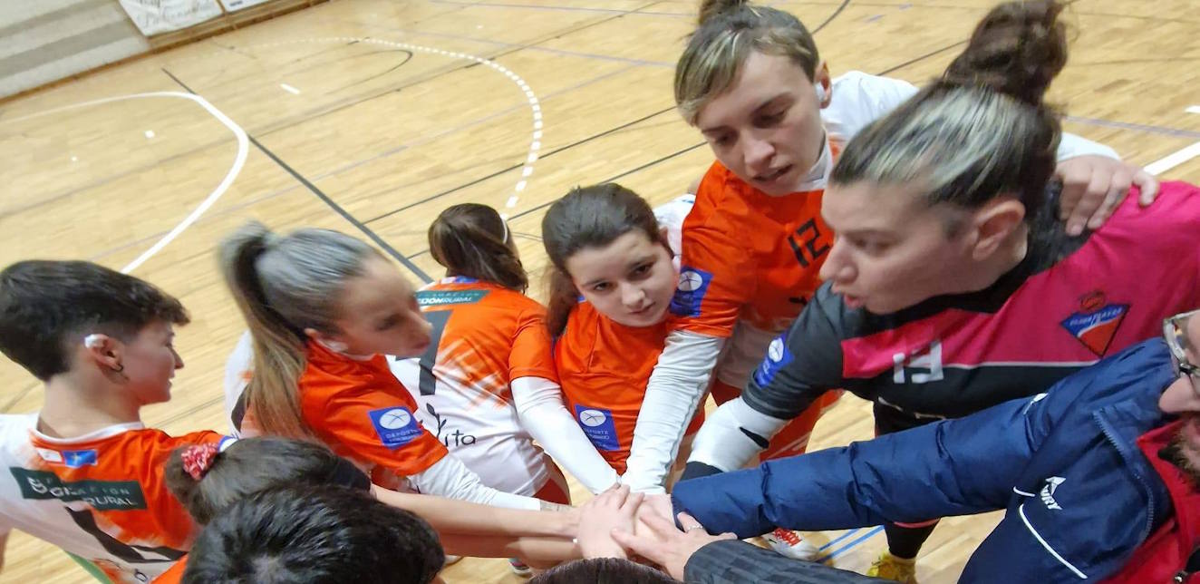 El Gijón Playas reactiva su maquinaria con un 'set' en blanco y aviva la lucha por el liderato