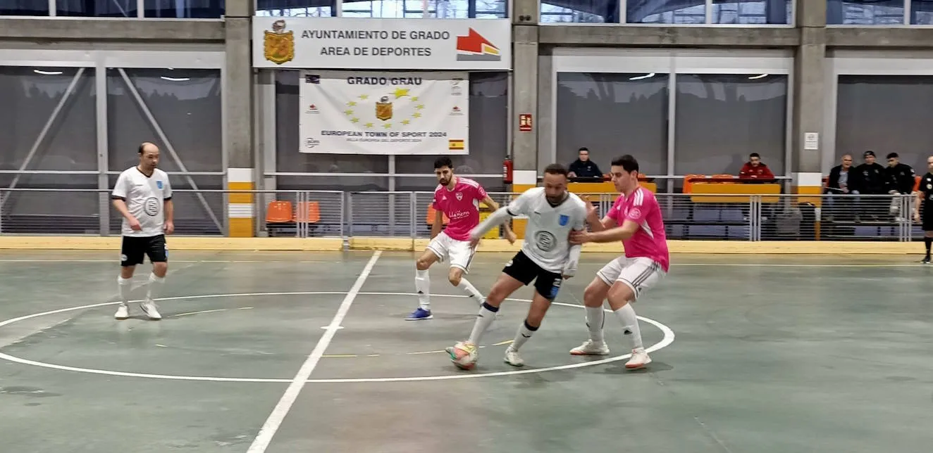 El Atlético Moscón se lleva un festival de quince goles ante el Lugones Rangers con una exhibición de Víctor García