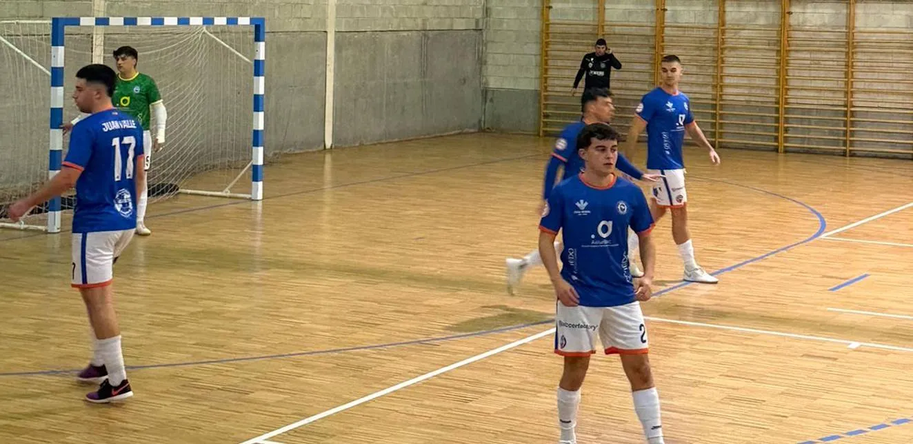 El Arenas de Manzaneda impone su pegada y castiga la valentía del colista en un duelo frenético