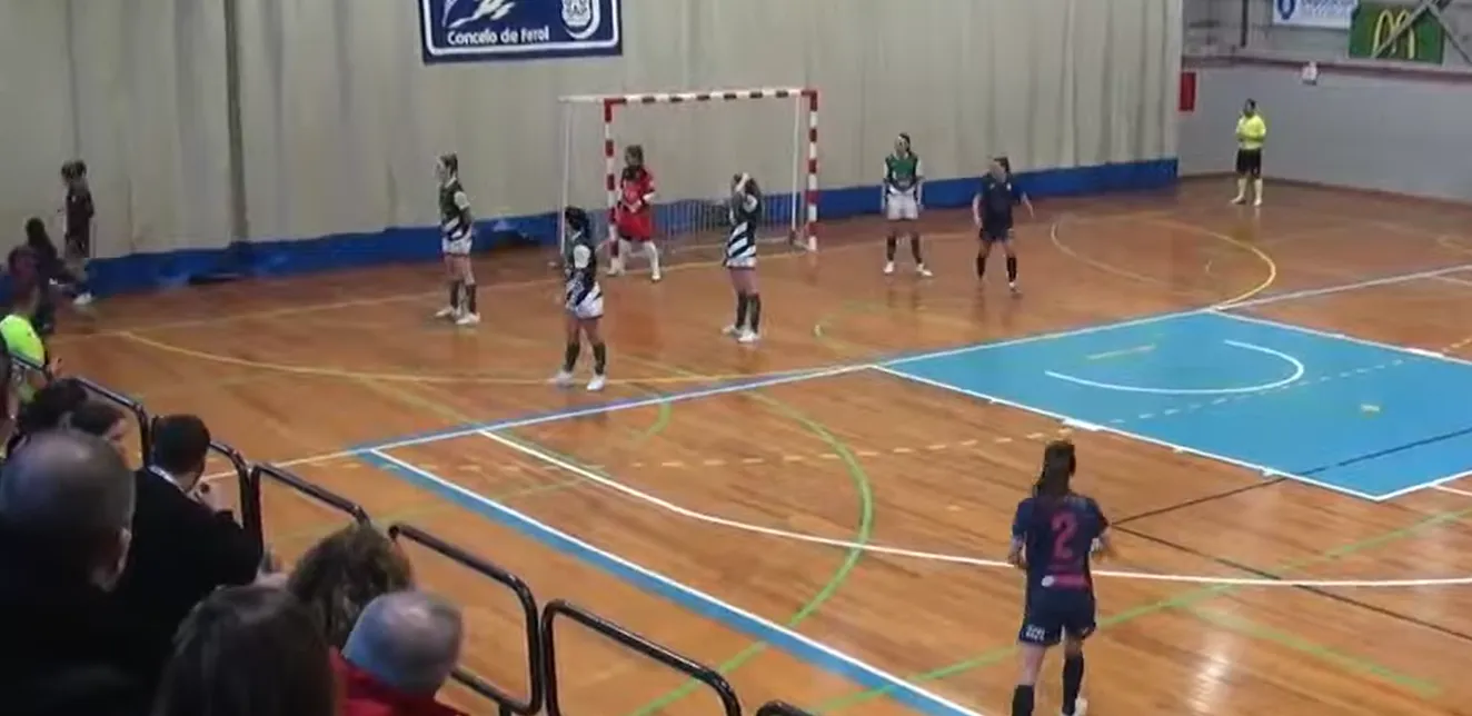Angela Batista se viste de heroína en Ferrol para mantener el pulso por el liderato