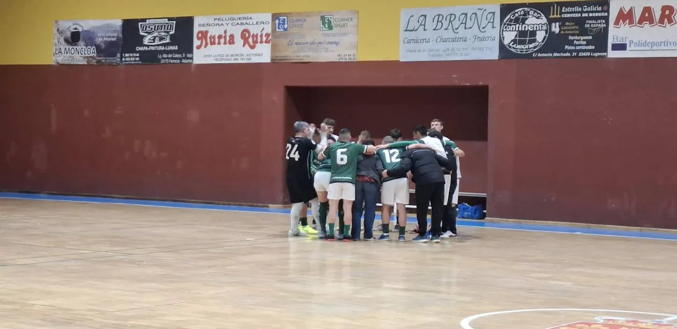 Duelo de nostálgicos en Morcín: el Monsacro Mostayal tira de orgullo para rescatar un punto agónico ante el Villa de Tineo