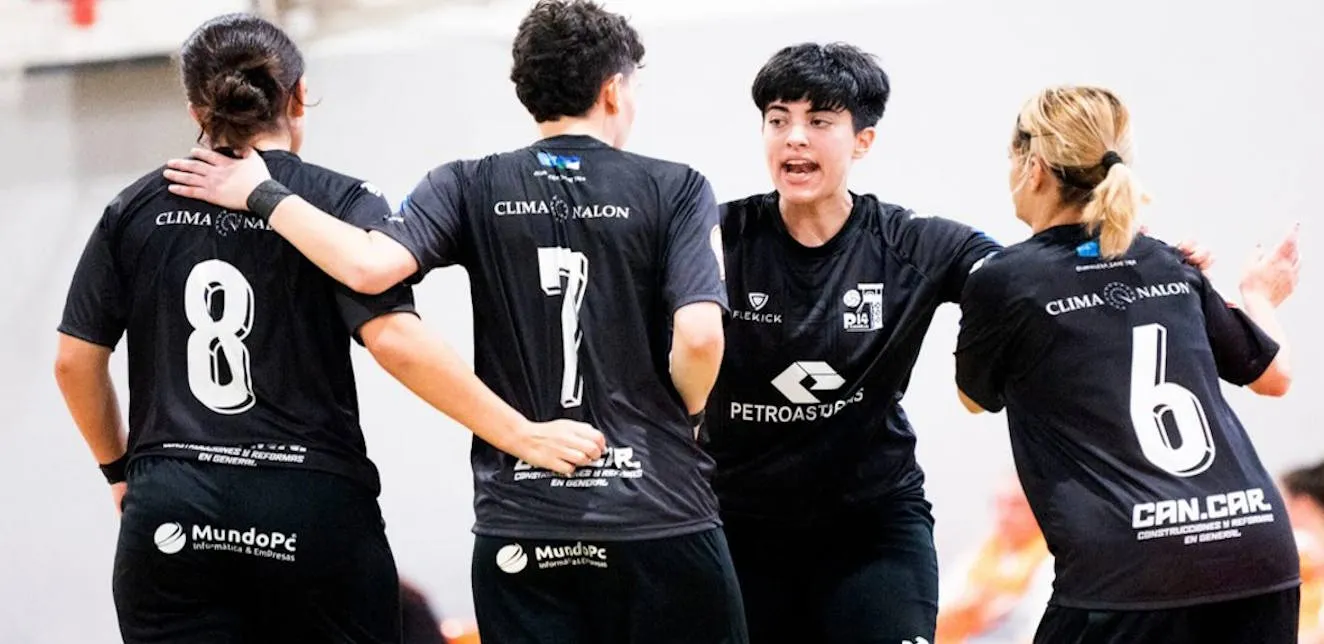 El duelo de titanes en La Felguera marca el regreso de la Liga Regional Femenina: el invicto del Rodiles B, a prueba