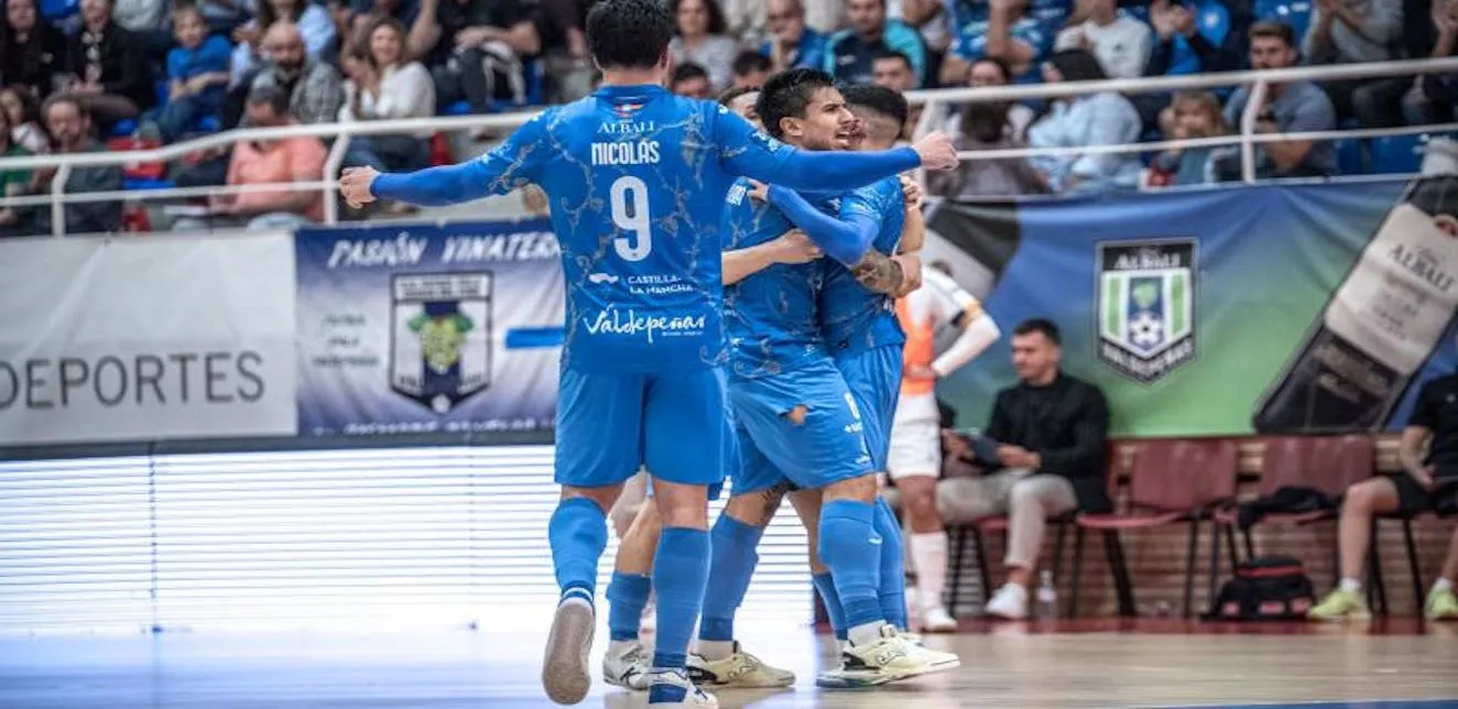 El Viña Albali Valdepeñas apela a la casta para remontar al Catgas Energía (2-1)