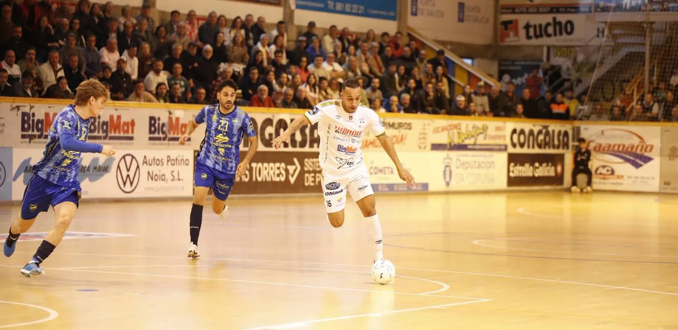 El larguero frena sobre la bocina la heroica del Noia ante el Servigroup Peñíscola (2-3)
