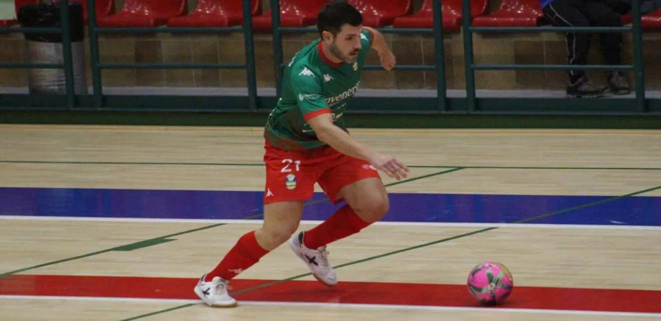 El Deportivo Laviana roza la gesta ante el segundo clasificado pero sucumbe en un final de infarto