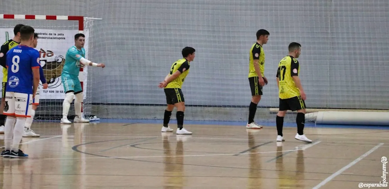 Bendita locura en Pola de Siero: un empate de pizarra, coraje y catorce goles