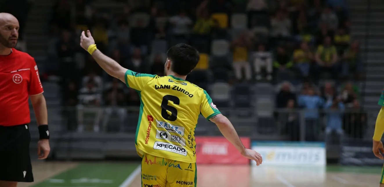Bendita locura en el Olivo Arena: Dani Zurdo desata el éxtasis y culmina una remontada épica del Jaén (4-4)
