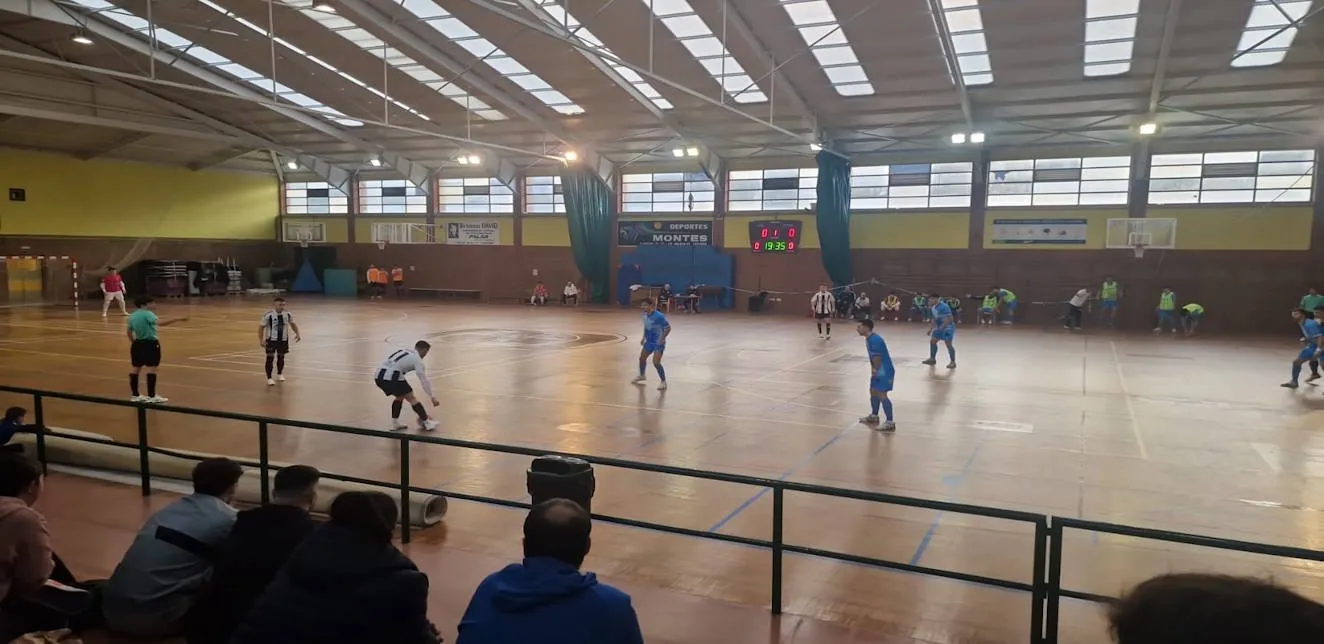 El heroico esfuerzo del Deportivo Laviana muere en la orilla ante la pegada del Salamanca