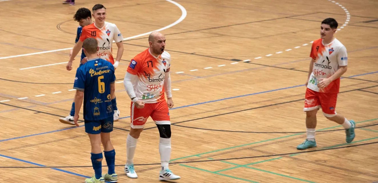 La pizarra táctica y el talento joven definen un duelo vibrante que cae del lado del Lugones Rangers