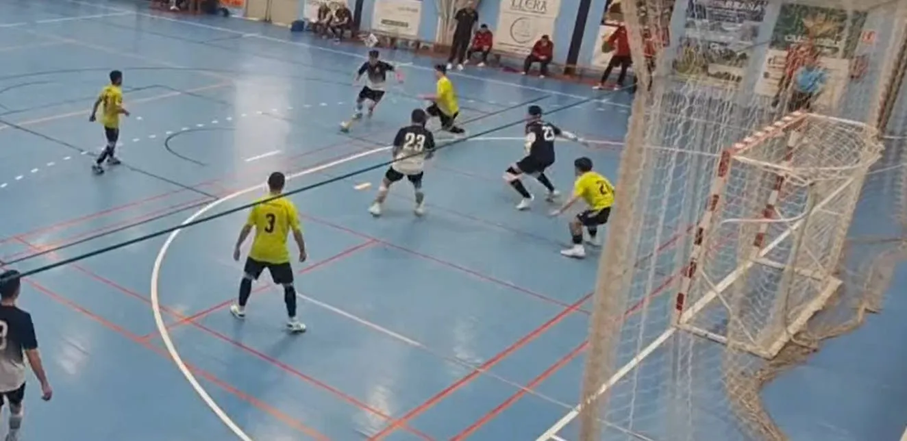 El líder impone su ley física y anímica para desactivar la rebelión del Avilés Sport