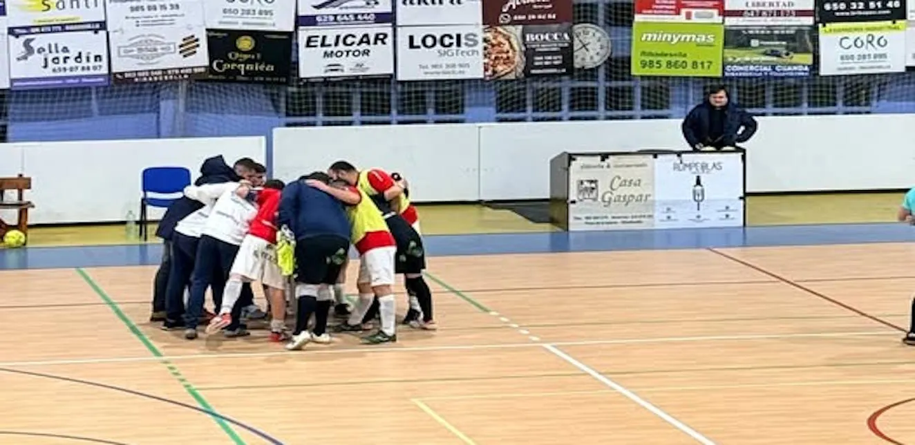 Un póker de Martín Gonzalo desactiva la reacción del Gimnástico de Caborana y mantiene el pulso por la liga