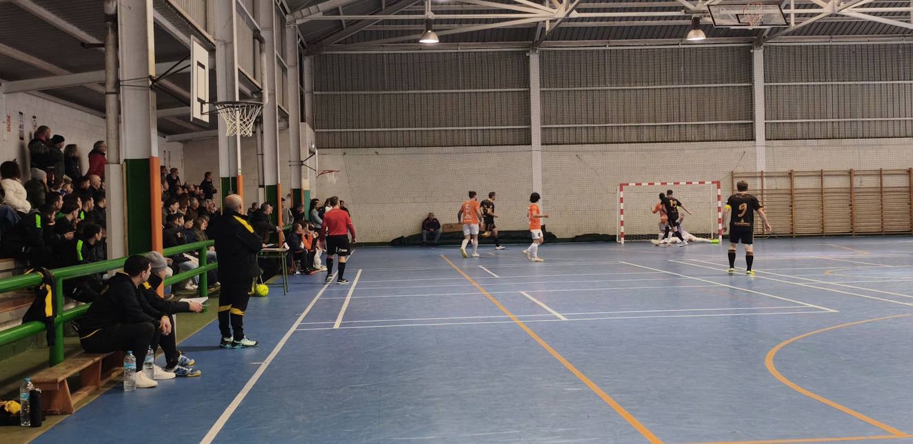 Sergi López desata la locura local y decide un derbi occidental de puro infarto