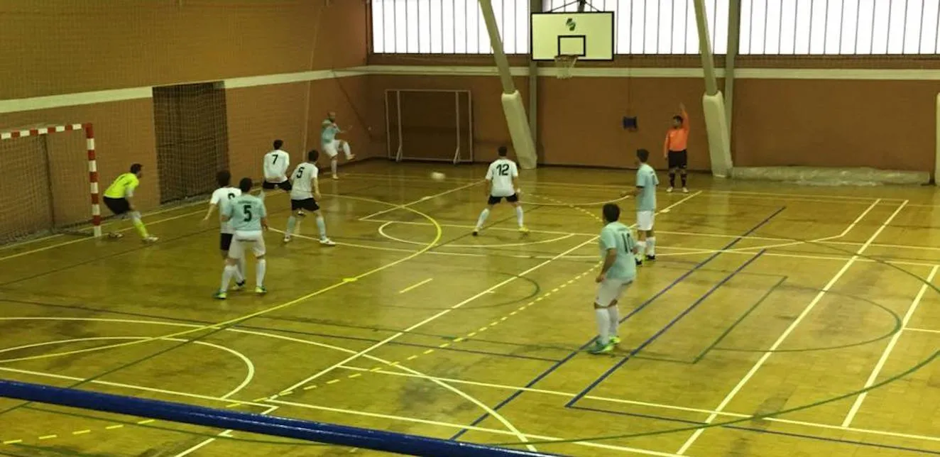 Un carrusel de emociones en Castrillón corona al Avilés ante un heroico colista (6-7)