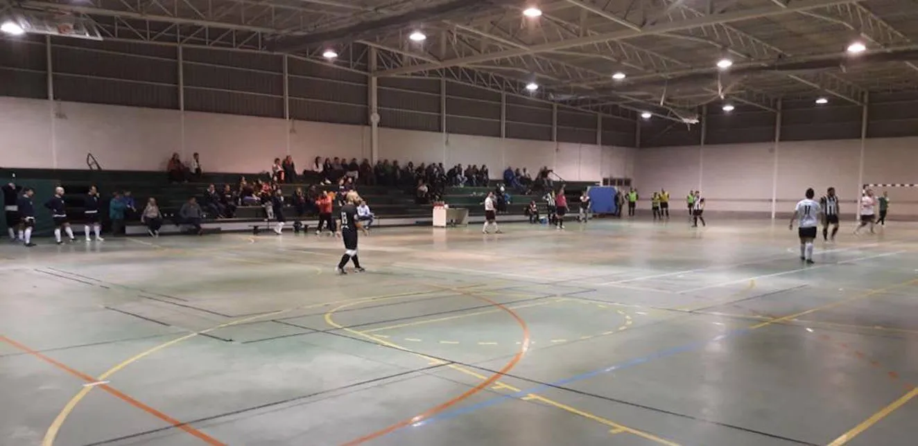 Infiesto asalta la zona de Copa Principado tras un duelo de máxima tensión y polémica ante un correoso Gijón Playas (5-3)
