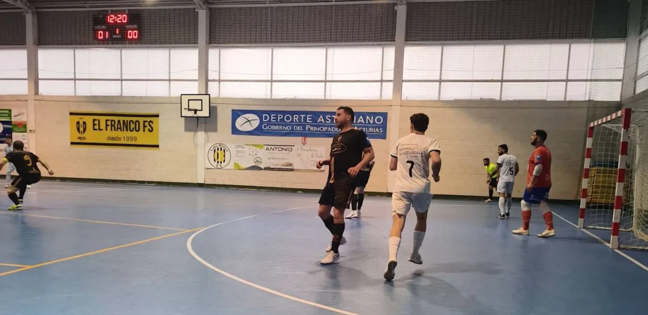 Remontada de oficio El Racing de Mieres sobrevive al susto en La Caridad (3-7)