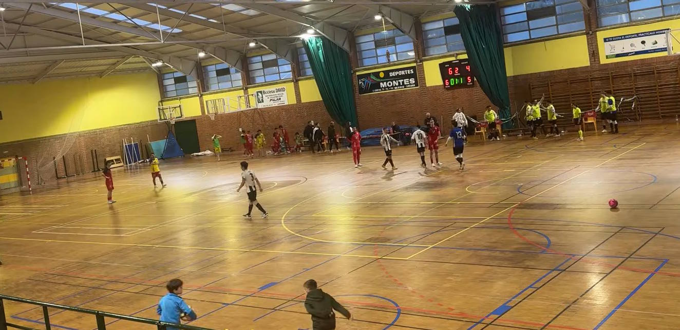 El Deportivo Laviana se aferra a la épica y doblega al 5 Coruña para seguir soñando con la salvación