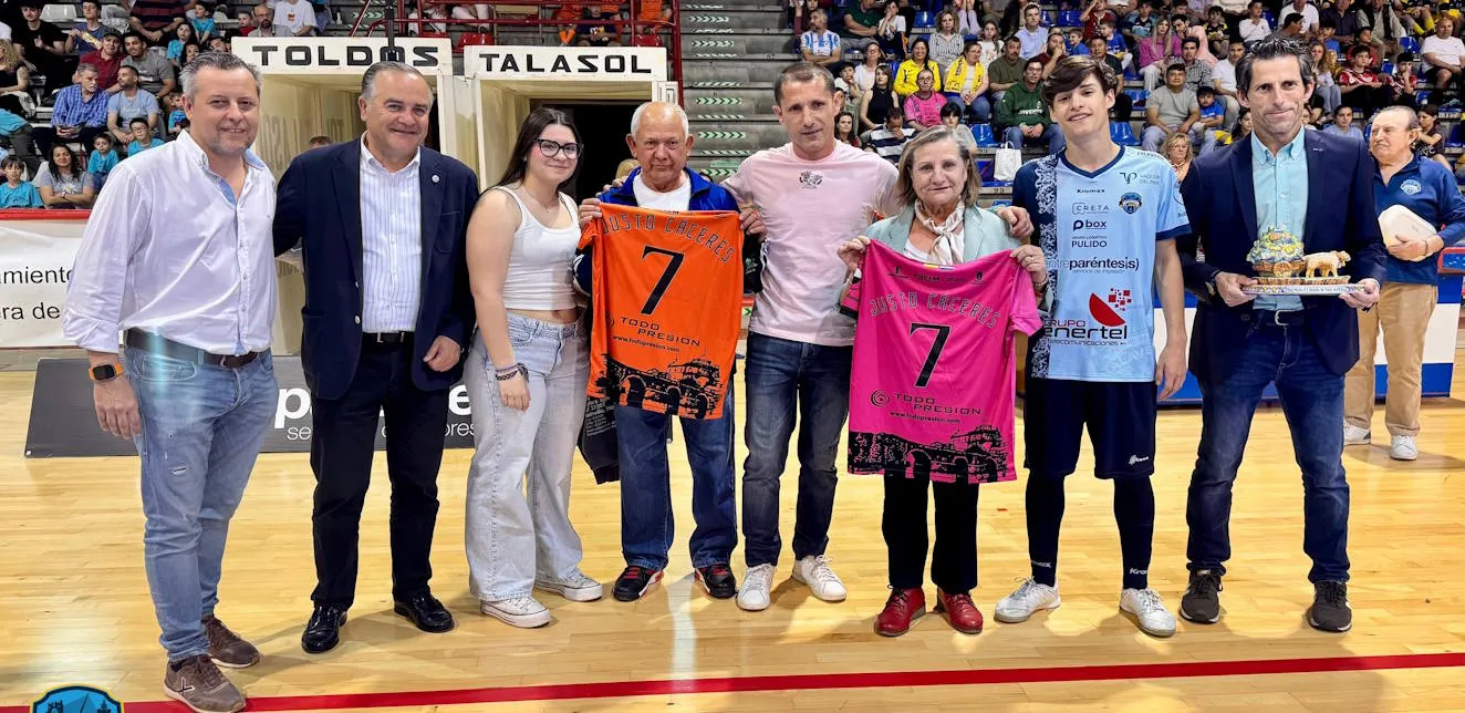 El Fútbol Sala Talavera homenajeó a Justo Cáceres en los prolegómenos de la cita liguera