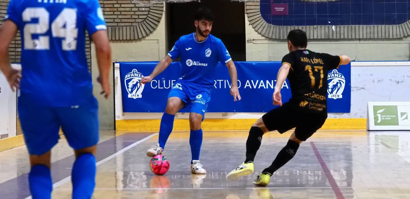 El Heredia 21 Málaga asalta La Salobreja y acaricia el play-off ante un combativo Avanza Jaén (1-2)