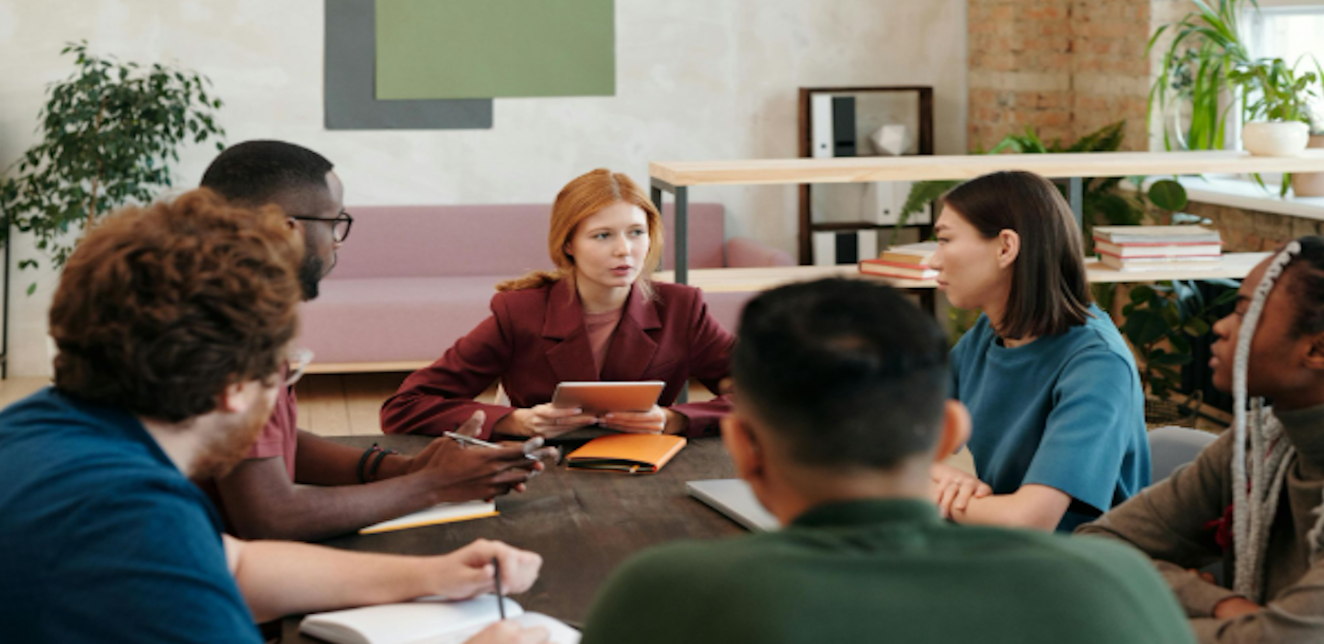 Las bajas se comentan en grupos, y el parte oficial llega después