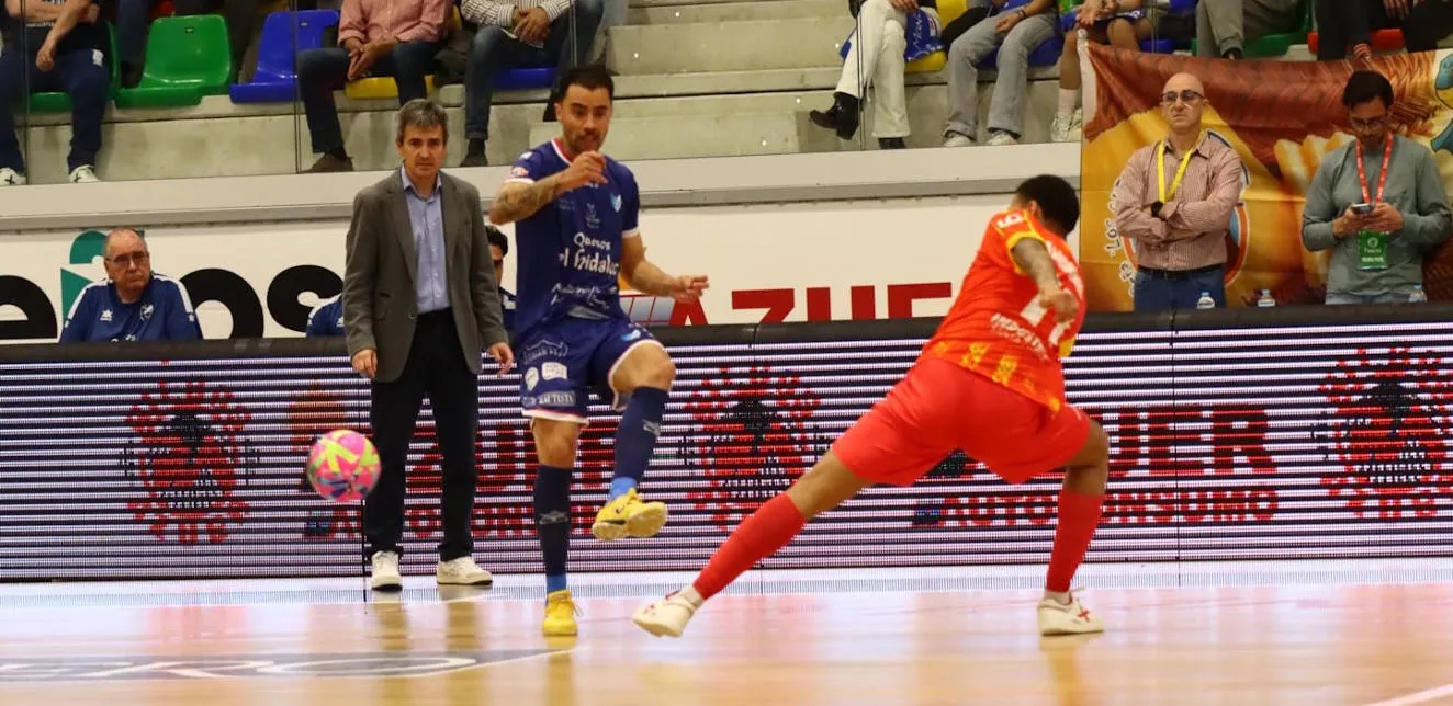 Industrias Santa Coloma asalta el Manzanares Arena y aprieta la lucha por el play-off (4-6)