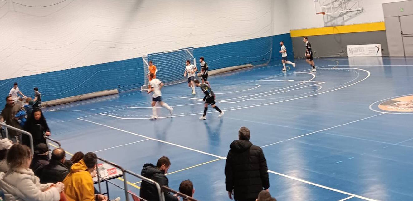 Locura goleadora y remontada de campeonato: el Racing sobrevive al susto del Moscón y cita al líder