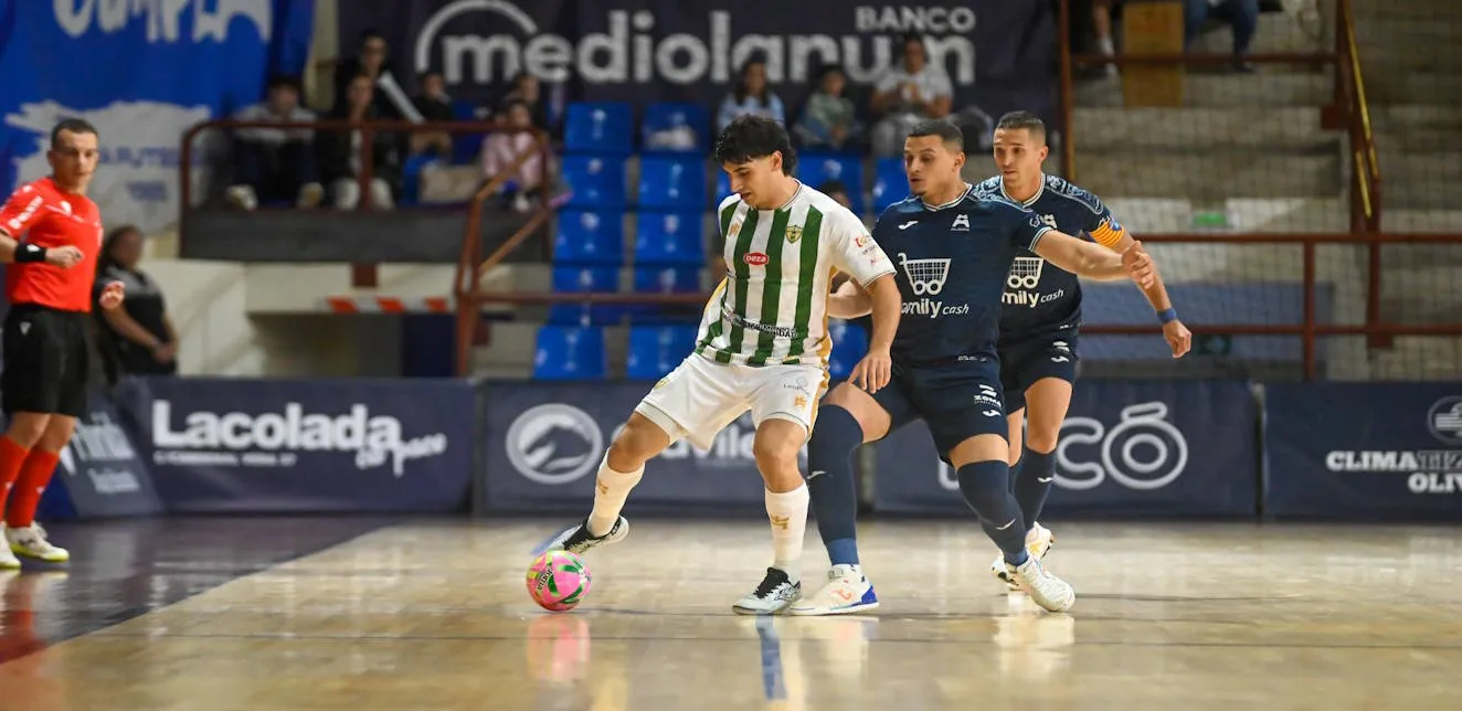 El Córdoba acaricia la permanencia tras sobrevivir a un trepidante intercambio de golpes en Alzira (4-4)