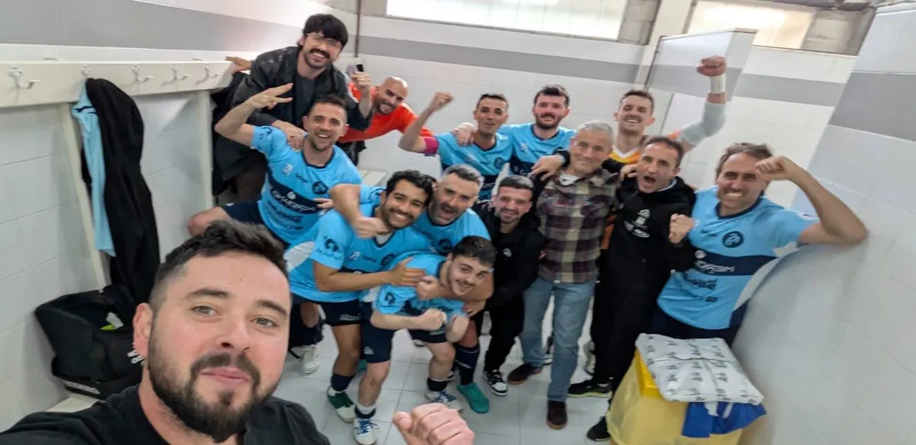 El Txamón Oviedo asalta al líder y pone la liga al rojo vivo